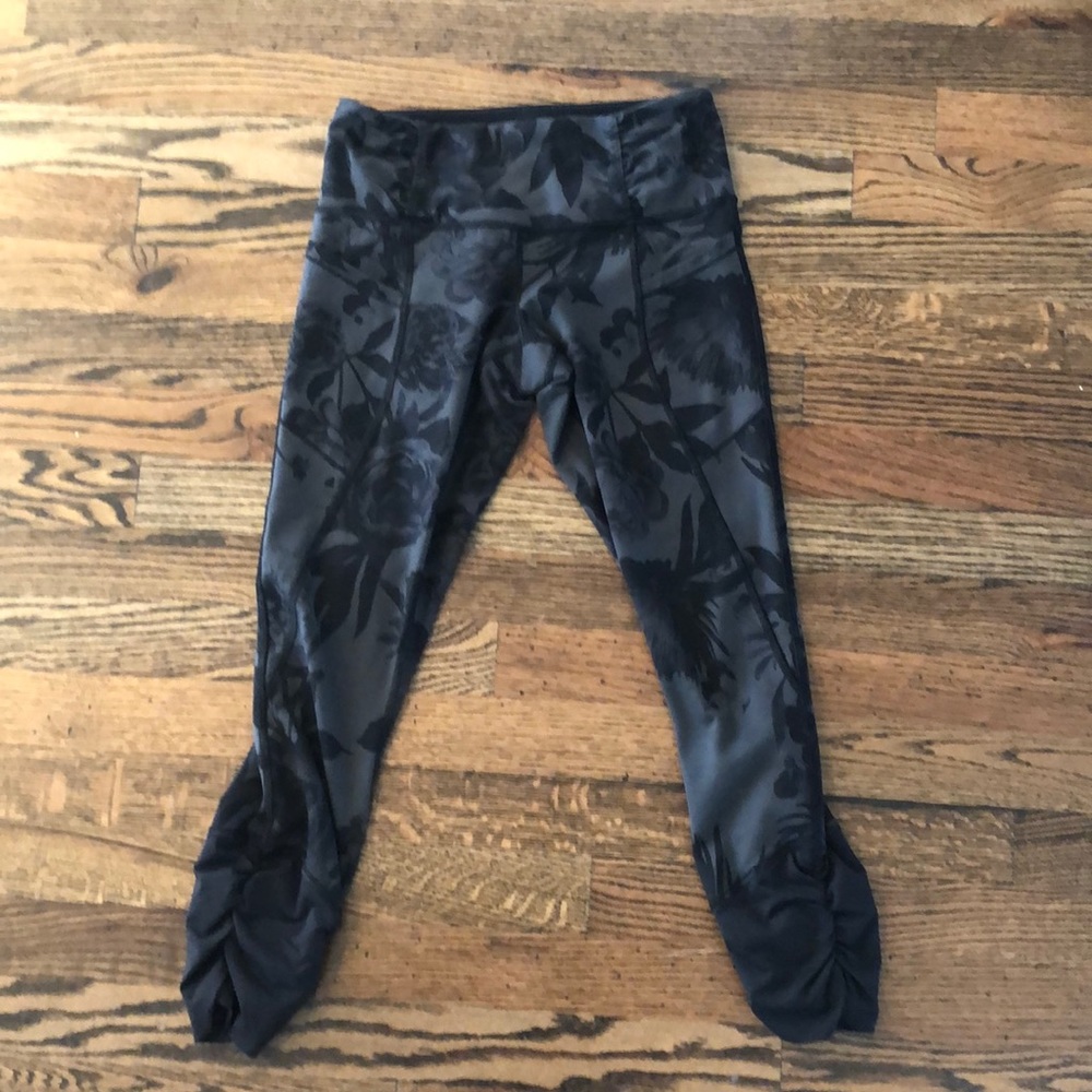 Lululemon crops size 4